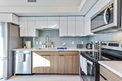 Η κουζίνα ή μικρή κουζίνα στο Luxury Building - DT SLC - Heated Pool - Parking
