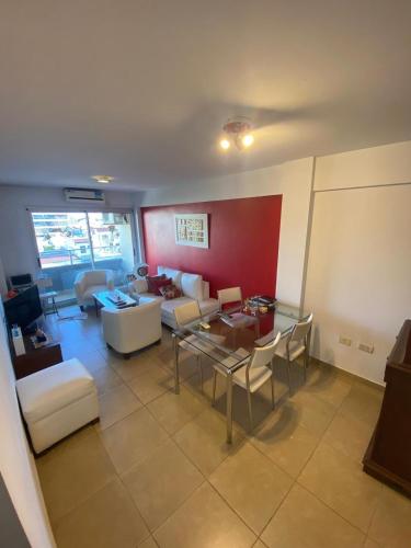 ein Wohnzimmer mit Sofa und Tisch in der Unterkunft Depto Plaza Belgrano 14 Y 38 in La Plata
