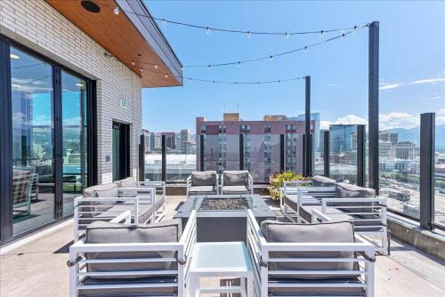 Μπαλκόνι ή βεράντα στο Luxury Building - DT SLC - Heated Pool - Parking