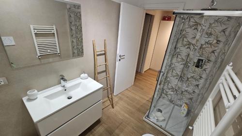 Ένα μπάνιο στο The Stopover Suite House 2