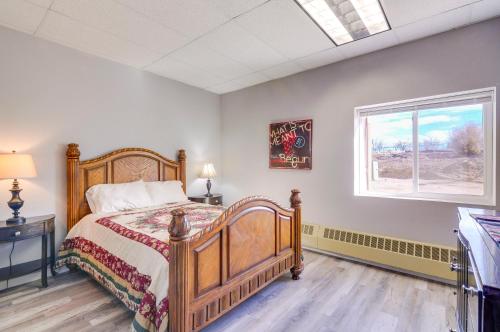 Ένα ή περισσότερα κρεβάτια σε δωμάτιο στο Downtown Del Norte Getaway Near Penitente Canyon!
