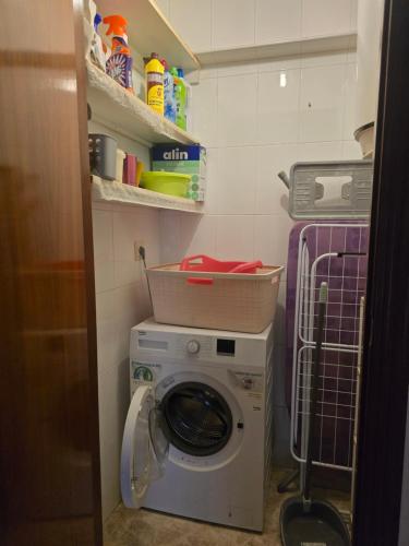 a washer and dryer in a small room at apartamento alma in Almería