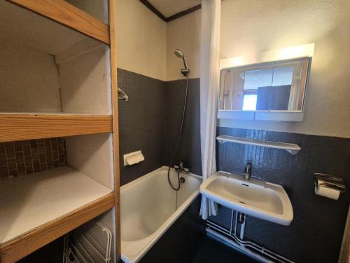 une petite salle de bain avec un lavabo et une douche dans l'établissement Résidence Pramecou - Studio lumineux · Proche des pistes · Balcon MAE-7271, à Tignes