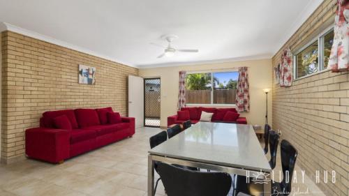 Et opholdsområde på Basic Beachside Hideaway