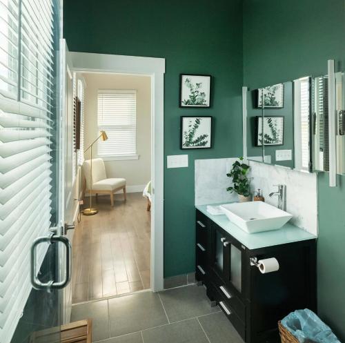 Koupelna v ubytování Downtown, contemporary, 2 bedroom, Roof Terrace! 2B