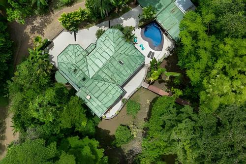 Private Jungle Home Sorrounded By Two Creeksの敷地内または近くにあるプール