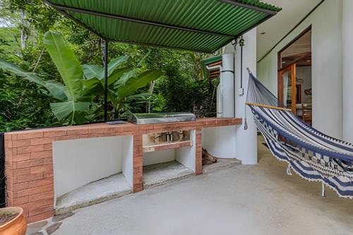 Private Jungle Home Sorrounded By Two Creeksにあるバルコニーまたはテラス