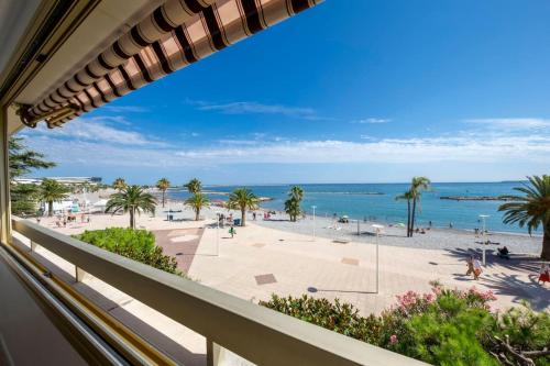 - un balcon offrant une vue sur la plage dans l'établissement 06K1 - Front of the sea-renovated-terraceparking, à Saint-Laurent-du-Var