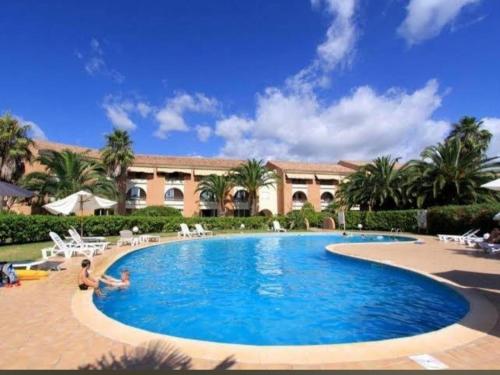 une piscine devant un complexe hôtelier dans l'établissement Doalchaléda, à Linguizzetta