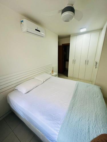 Katil atau katil-katil dalam bilik di Lindo apartamento beira mar em condomínio com piscina