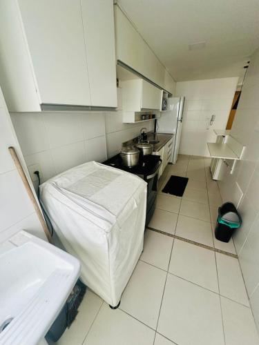 Bilik mandi di Lindo apartamento beira mar em condomínio com piscina