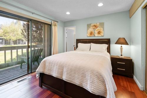 een slaapkamer met een bed en een groot raam bij Lakeview Condo - Lakefront Complex, Lake Views, Heated Pool in Big Bear Lake