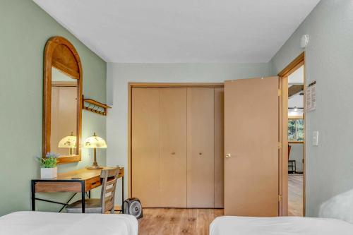 Ein Bett oder Betten in einem Zimmer der Unterkunft Tahoe City Retreat Forest Views and Fireplace