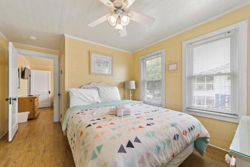 Un dormitorio con una cama y un ventilador de techo. en The 19th Hole -5 Bdr Slps 10 Golf Beach Pool Heat Hot Tub Extended Stay Welcome!!, en Myrtle Beach