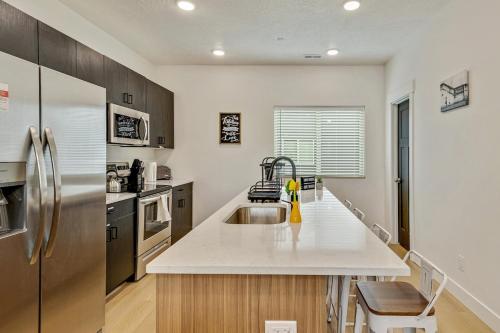 Køkken eller tekøkken på Spacious townhouse - Mins to Downtown SLC - Garage