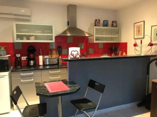 Dapur atau dapur kecil di Maison agréable avec piscine à Entre-Vignes
