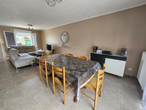 une salle à manger avec une table et des chaises dans l'établissement Grande maison proche de Chambord et de la Loire, à Saint-Laurent-Nouan