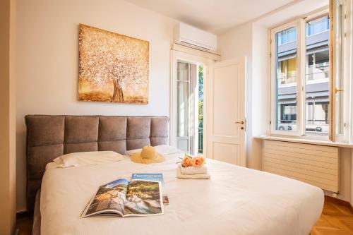 Un dormitorio con una cama con un libro encima. en Nice Apartment - Happy Rentals, en Lugano