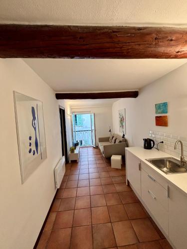 Il comprend une cuisine dotée de carrelage et un salon. dans l'établissement Rue Neuve, à Nice