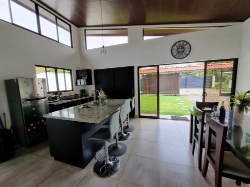 Cucina o angolo cottura di Casa Maiki Your Private Retreat In Uvita Center