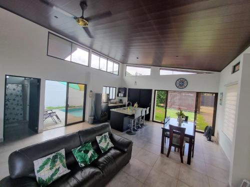 Area soggiorno di Casa Maiki Your Private Retreat In Uvita Center