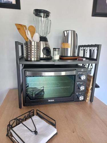 a microwave oven sitting on top of a table at Casa Refugio en Rivadavia in Vicuña