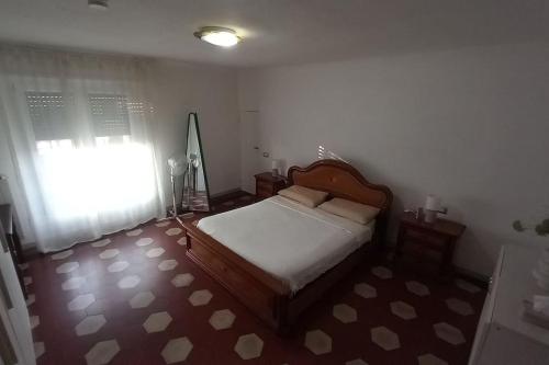 a small bedroom with a bed and a window at Tradate centro -150mt dalla stazione Ferrovie Nord in Tradate