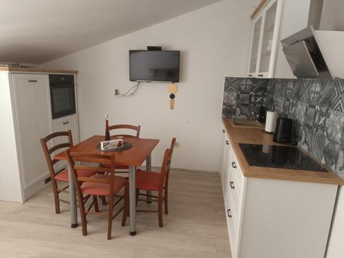 Kuchyň nebo kuchyňský kout v ubytování Apartments Antonia
