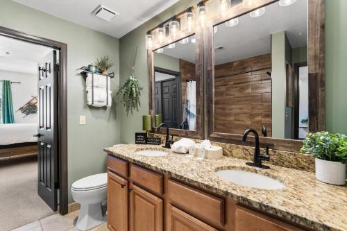 un bagno con due lavandini e un grande specchio di Greens at Copper 314 a Copper Mountain
