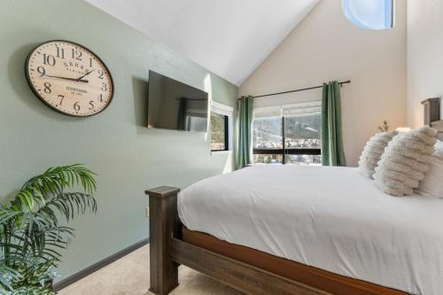 una camera da letto con un grande orologio sul muro di Greens at Copper 314 a Copper Mountain