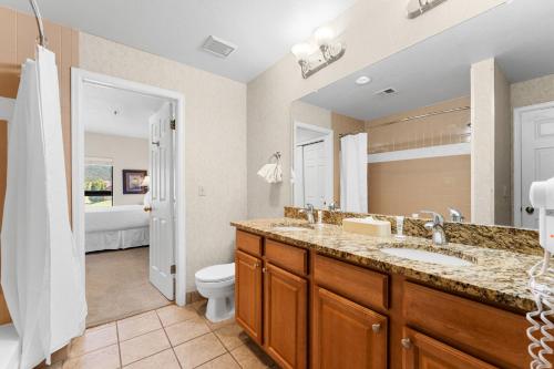 un bagno con lavandino e WC di Greens at Copper 316 a Copper Mountain