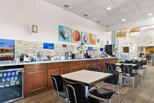 En restaurant eller et andet spisested på Best Western The Oasis at Joplin