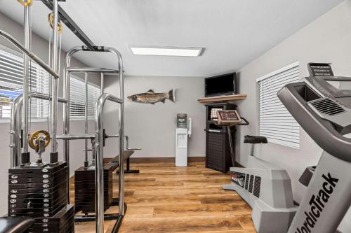 a fitness room with a treadmill and a gym at Best Western Inn at the Rogue in Rogue River