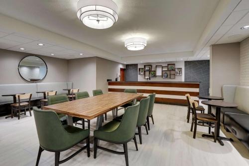 a conference room with a wooden table and green chairs at Drury Inn & Suites Cape Girardeau in Cape Girardeau