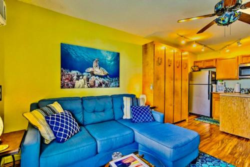 Кухня или мини-кухня в CLOSEST To IRONMAN START - ISLANDER INN CONDOS
