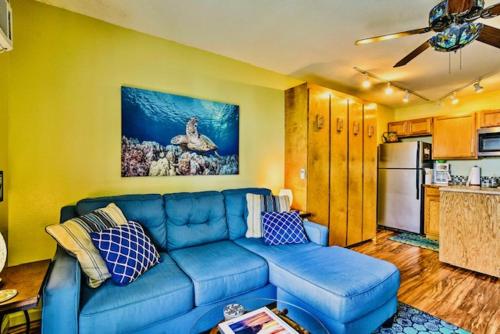 Кухня или мини-кухня в CLOSEST To IRONMAN START - ISLANDER INN CONDOS
