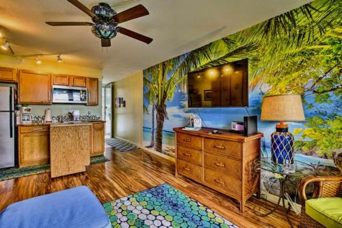 Кухня или мини-кухня в CLOSEST To IRONMAN START - ISLANDER INN CONDOS
