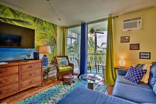Гостиная зона в CLOSEST To IRONMAN START - ISLANDER INN CONDOS