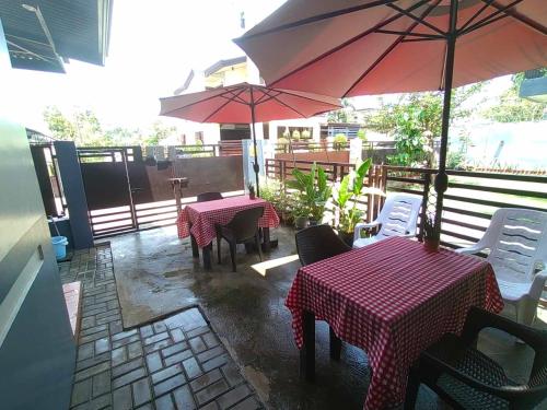Restoran atau tempat lain untuk makan di ELyn's Guesthouse -Studio Unit -Family Room with WIFI, Netflix, parking space