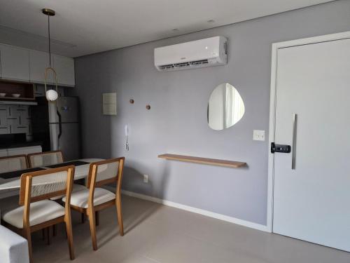 a kitchen and dining room with a table and chairs at Flat Parque do Cais in Recife