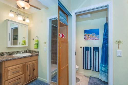 Ванная комната в CLOSEST To IRONMAN START - ISLANDER INN CONDOS