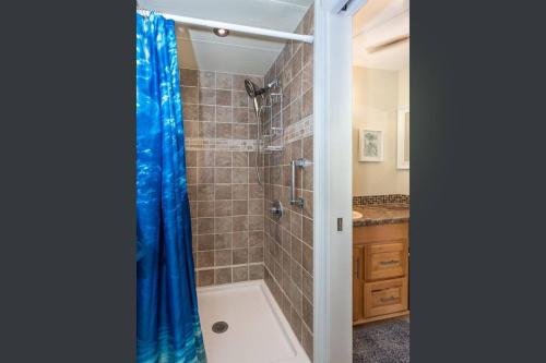 Ванная комната в CLOSEST To IRONMAN START - ISLANDER INN CONDOS