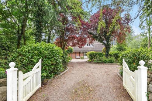 a white fence in front of a house at Landhaus Köhn in Giekau