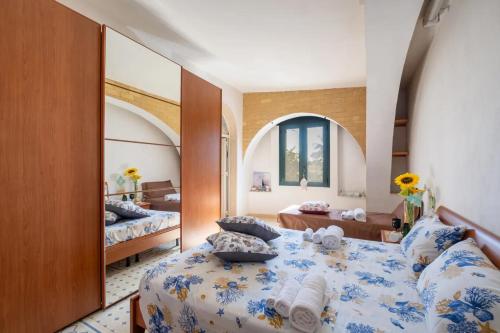 Ένα ή περισσότερα κρεβάτια σε δωμάτιο στο Apartment Tritone in Luxury Villa with Shared Pool