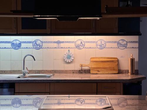 - une cuisine avec un comptoir, un évier et un comptoir sidx dans l'établissement Ferienhaus Gandur, à Osterby