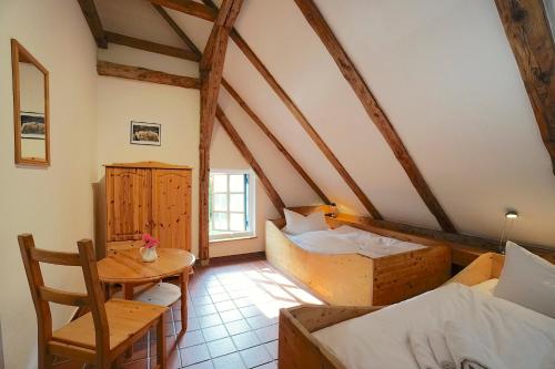 une chambre avec deux lits et une table dans l'établissement Ferienhaus Gandur, à Osterby