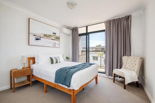 Кровать или кровати в номере The Wellington - A Beachside Balcony Haven