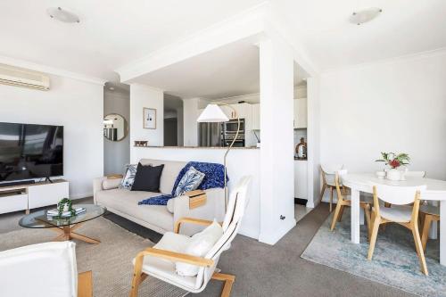 Гостиная зона в The Wellington - A Beachside Balcony Haven