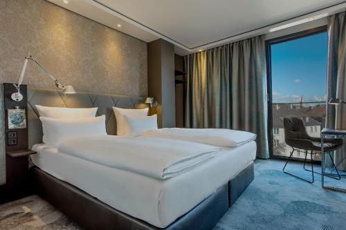 Postel nebo postele na pokoji v ubytování Motel One München Sendlinger Tor