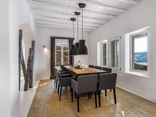Φωτογραφία από το άλμπουμ του Stunning villa surrounded by lush greenery στο Αγράρι